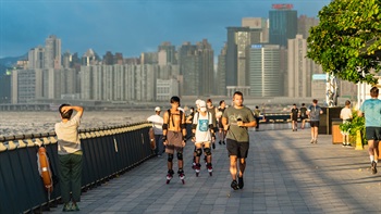 长廊是连接附近住宅区和商业区的绿色走廊，欢迎各年龄层的人慢跑、滚轴溜冰或伸展等。